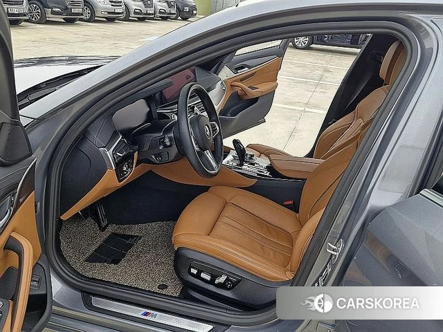 BMW 5 Series (G30) 2023 Светло-серебряный цвет из Кореи, фото 6