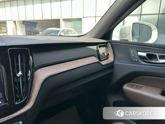 Volvo XC60 PHEV 2023 Белый из Китая, фото 6
