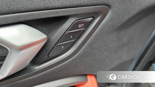 BMW 1 Series (F40) 2023 Серебристо-серый из Кореи, фото 6