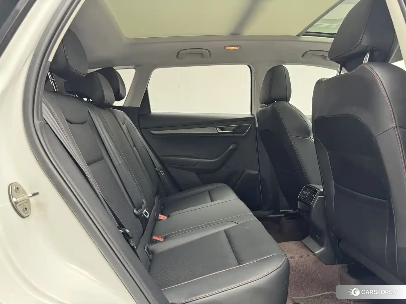 Skoda Karoq 2023 Белый из Китая, фото 6
