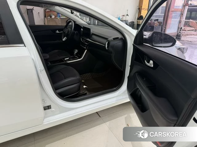 Kia K3 2023 Белый из Китая, фото 6