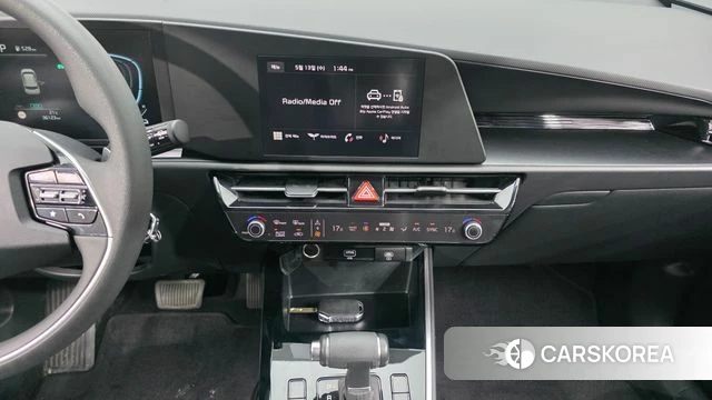 Kia Di Ol Nu Niro 2024 Серебристо-серый из Кореи, фото 6