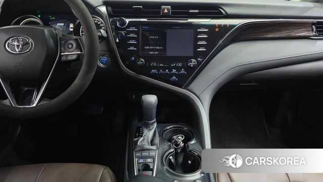 Toyota Camry (XV70) 2021 Серебристо-серый из Кореи, фото 6