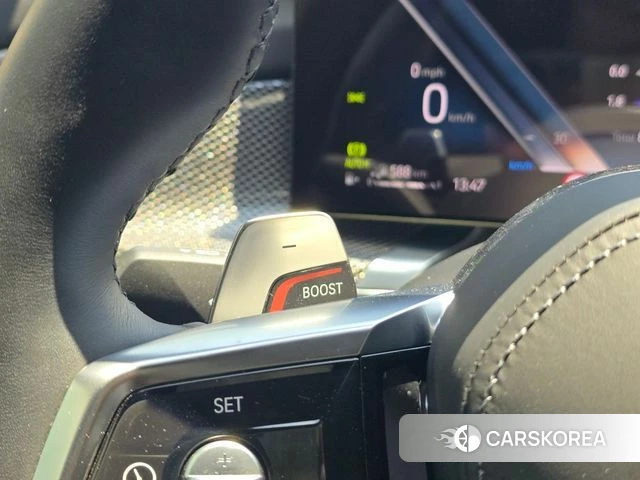 BMW 7 Series (G70) 2024 Светло-серебряный цвет из Кореи, фото 6