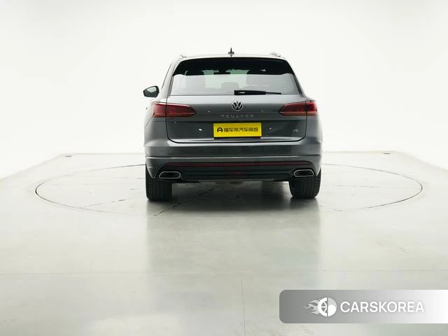 Volkswagen Touareg 2023 Темно-серый из Китая, фото 6