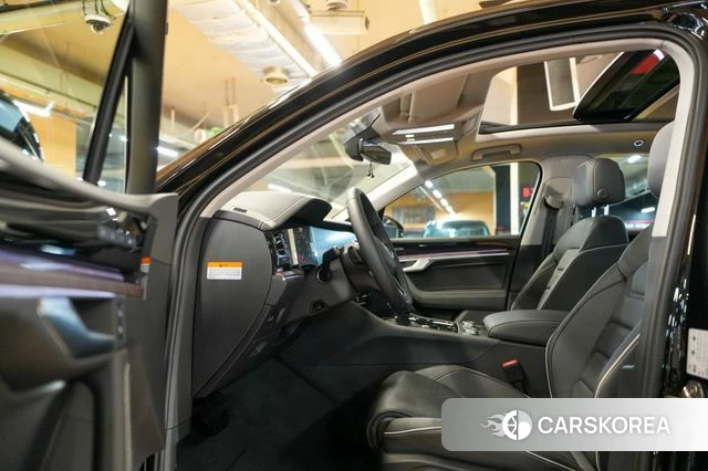 Volkswagen Touareg 3rd generation 2025 Черный из Кореи, фото 6