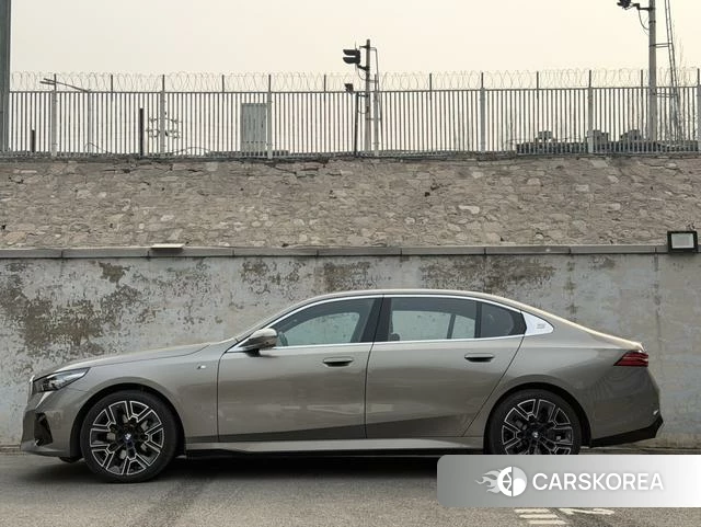 BMW 5 series 2025 Серебристо-серый из Китая, фото 6