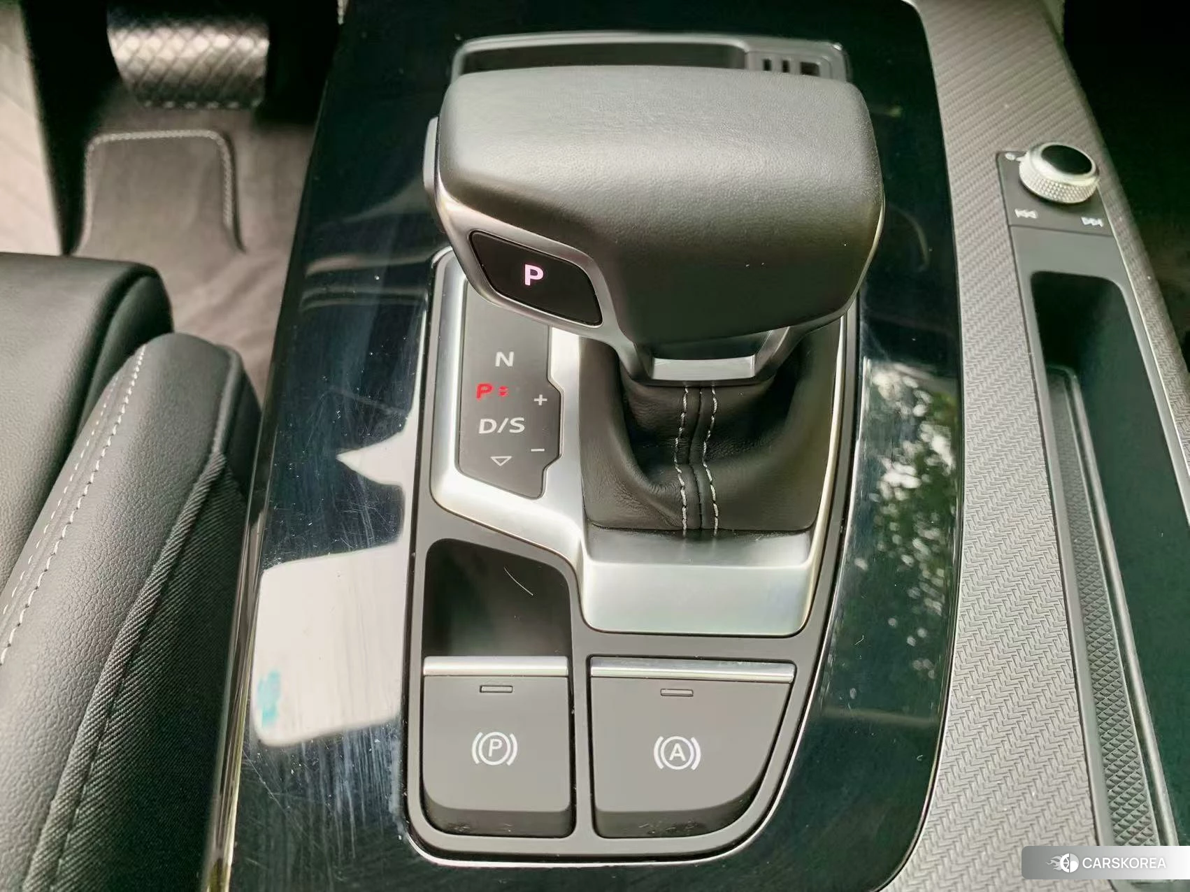 Audi Q5L 2021 Темно-серый из Китая, фото 6