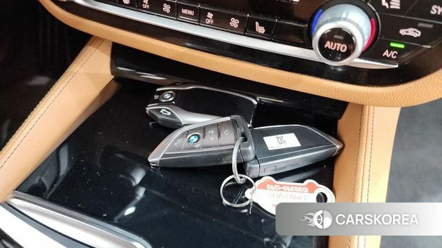 BMW 5 Series (G30) 2018 Серебристо-серый из Кореи, фото 6