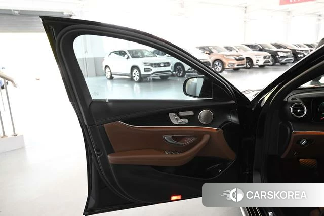 Mercedes-Benz E-class 2023 Черный из Китая, фото 6
