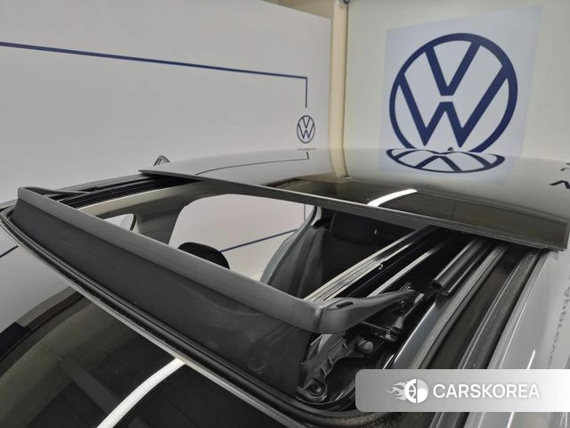 Volkswagen Golf 8th Generation 2024 Серебристо-серый из Кореи, фото 6