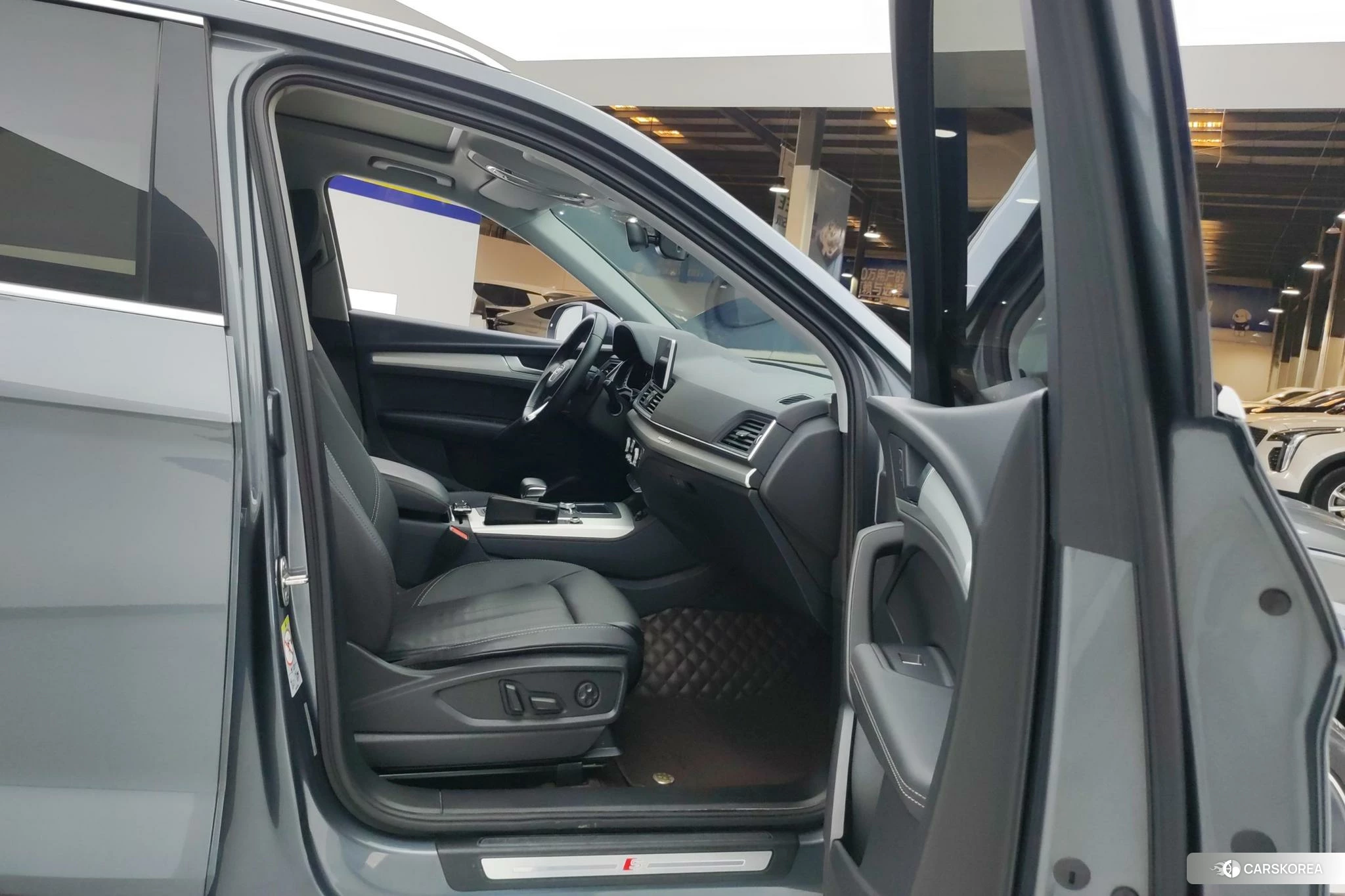 Audi Q5L 2020 Темно-серый из Китая, фото 6