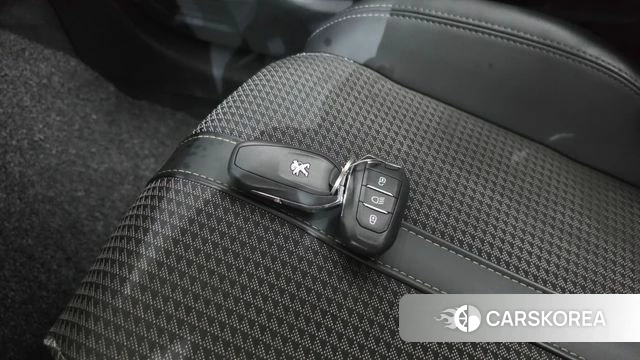 Peugeot e-208 second Generation 2021 Черный из Кореи, фото 6