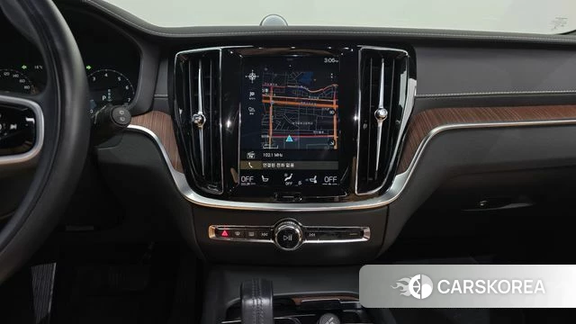 Volvo V60 Cross-Country 2nd Generation 2021 Белый из Кореи, фото 6