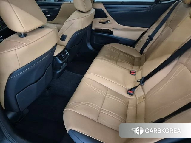 Lexus ES300h 7th generation 2025 Серый из Кореи, фото 6