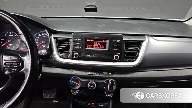 Kia Stonic 2018 Белый из Кореи, фото 6