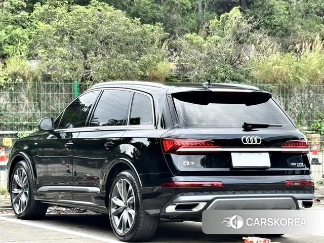 Audi Q7 2023 Черный из Китая, фото 6