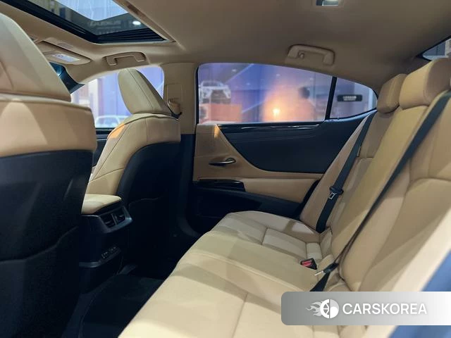 Lexus ES 2022 Серебристо-серый из Китая, фото 6