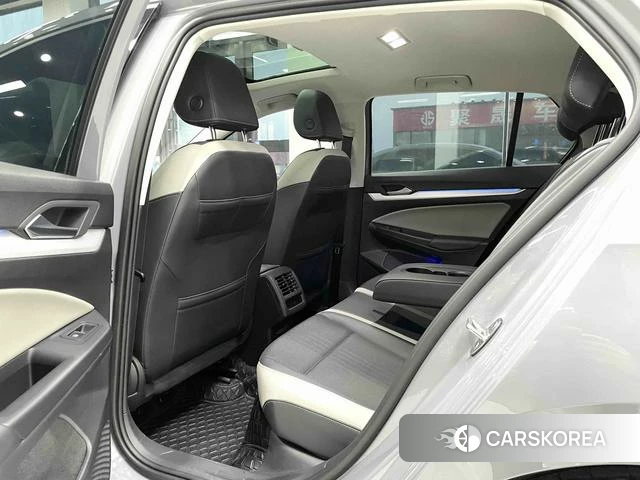 Volkswagen Golf 2023 Серебристо-серый из Китая, фото 6