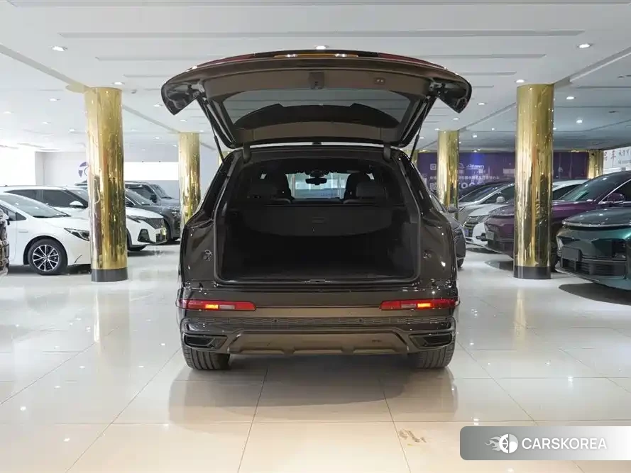 Audi Q7 2022 Черный из Китая, фото 6