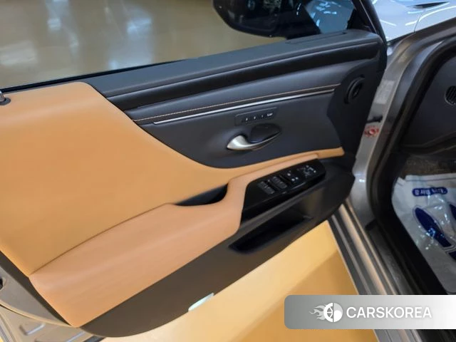 Lexus ES300h 7th generation 2021 Серебряный из Кореи, фото 6