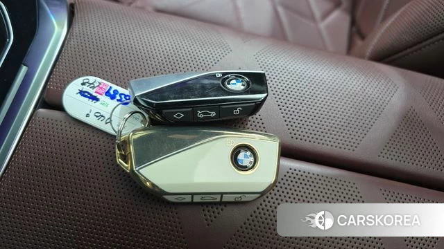 BMW 7 Series (G70) 2023 Золотой двухцветный из Кореи, фото 6
