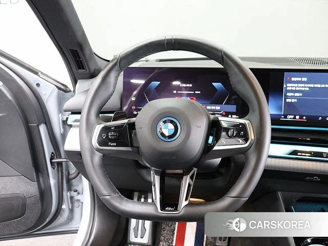 BMW i5 (G60) 2023 Светло-серебряный цвет из Кореи, фото 6