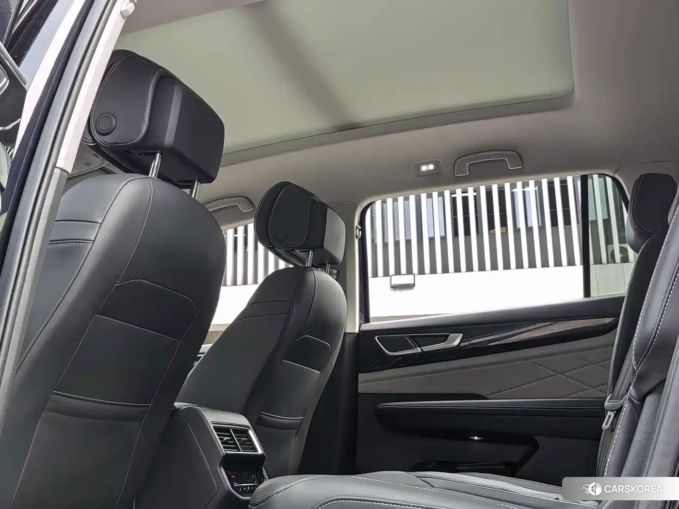 Volkswagen Touareg 2024 Черный из Китая, фото 6
