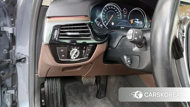 BMW 5 Series (G30) 2018 Светло-серебряный цвет из Кореи, фото 6