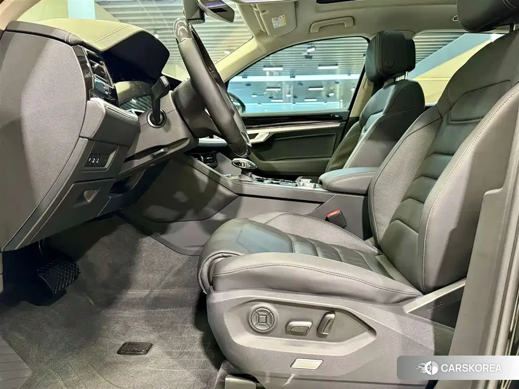 Volkswagen Touareg 2023 Черный из Китая, фото 6