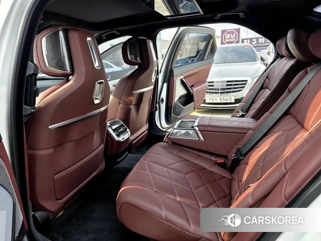 BMW 7 Series (G70) 2023 Белый из Кореи, фото 6