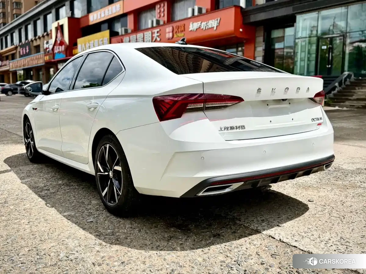 Skoda Octavia 2023 Белый из Китая, фото 6