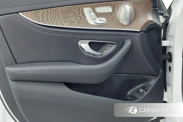 Mercedes-Benz E-Class W213 2023 Белый из Кореи, фото 6