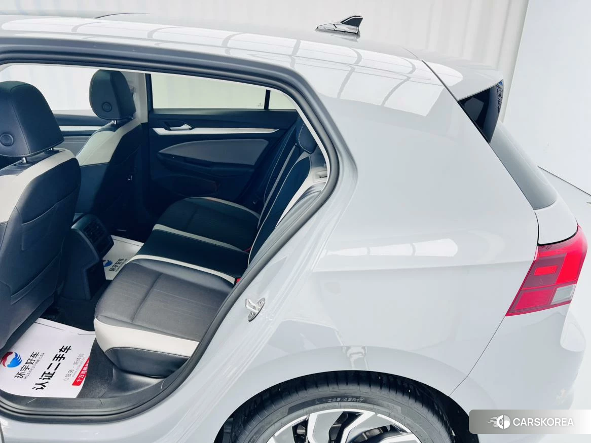 Volkswagen Golf 2023 Серебристо-серый из Китая, фото 6
