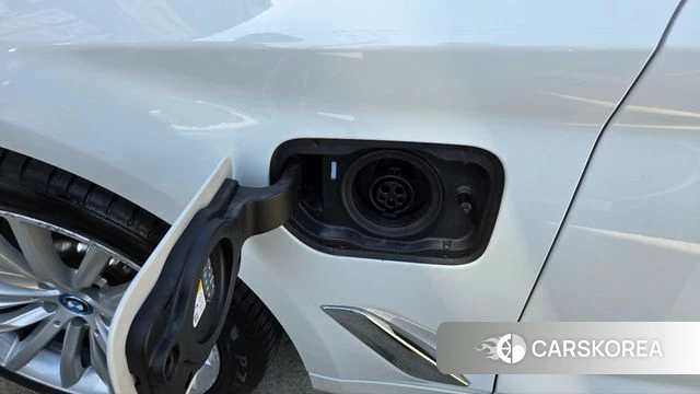 BMW 5 Series (G30) 2023 Белый из Кореи, фото 6