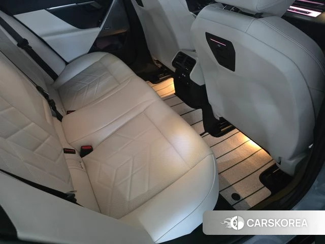 BMW 5 Series (G60) 2025 Светло-серебряный цвет из Кореи, фото 6