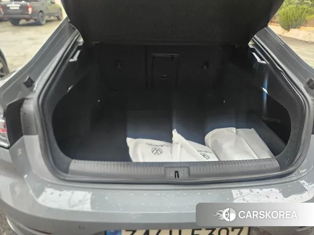 Volkswagen Arteon 2023 Светло-серебряный цвет из Кореи, фото 6