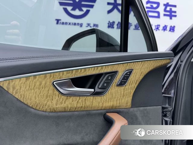 Audi Q7 2021 Черный из Китая, фото 6