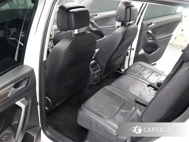 Volkswagen Tiguan Allspace 2022 Жемчужный цвет из Кореи, фото 6