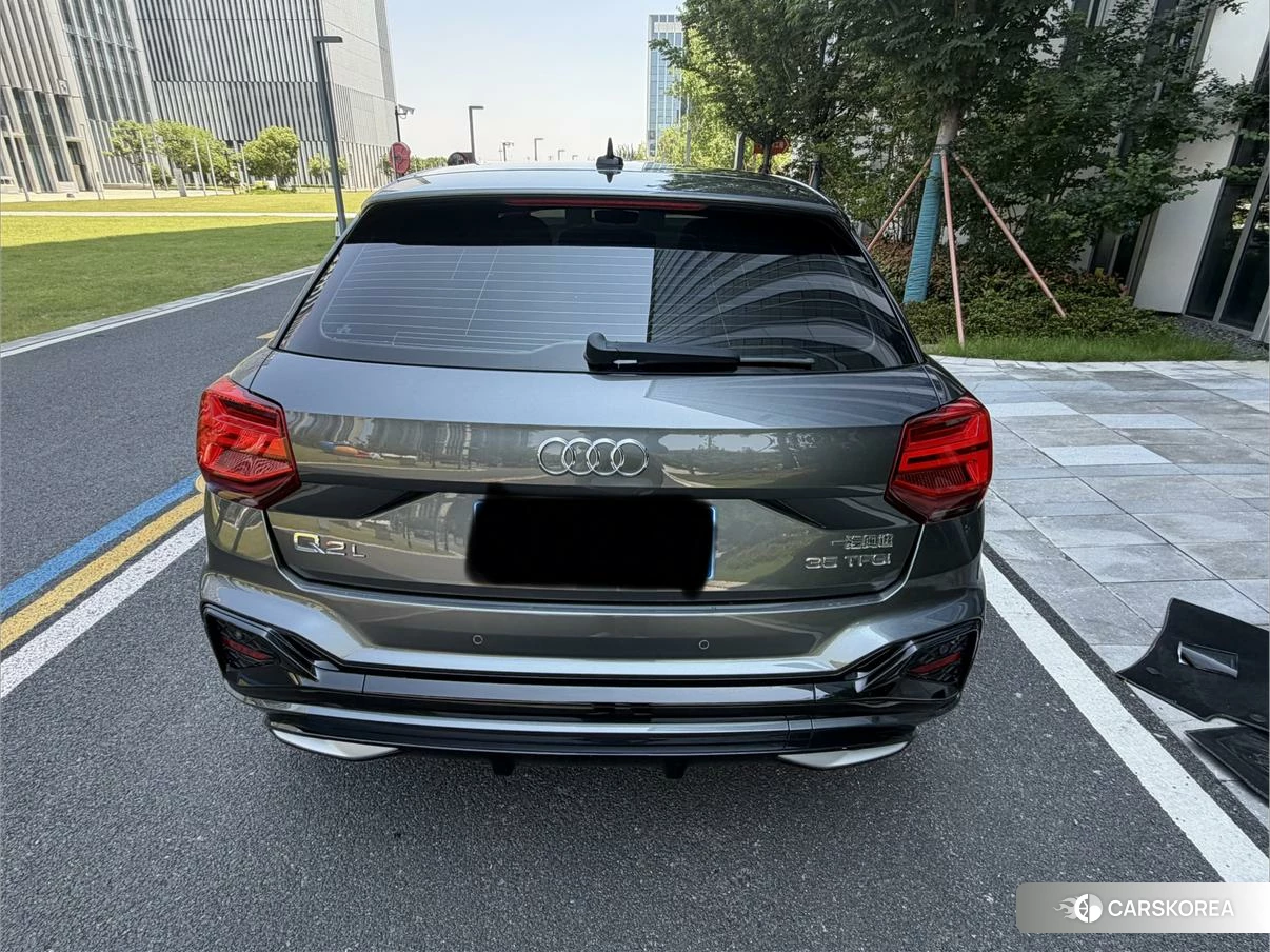 Audi Q2L 2021 Темно-серый из Китая, фото 6