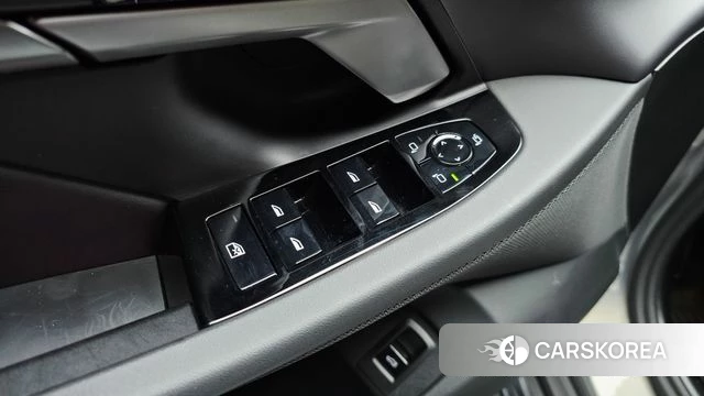 BMW 5 Series (G60) 2025 Серебристо-серый из Кореи, фото 6