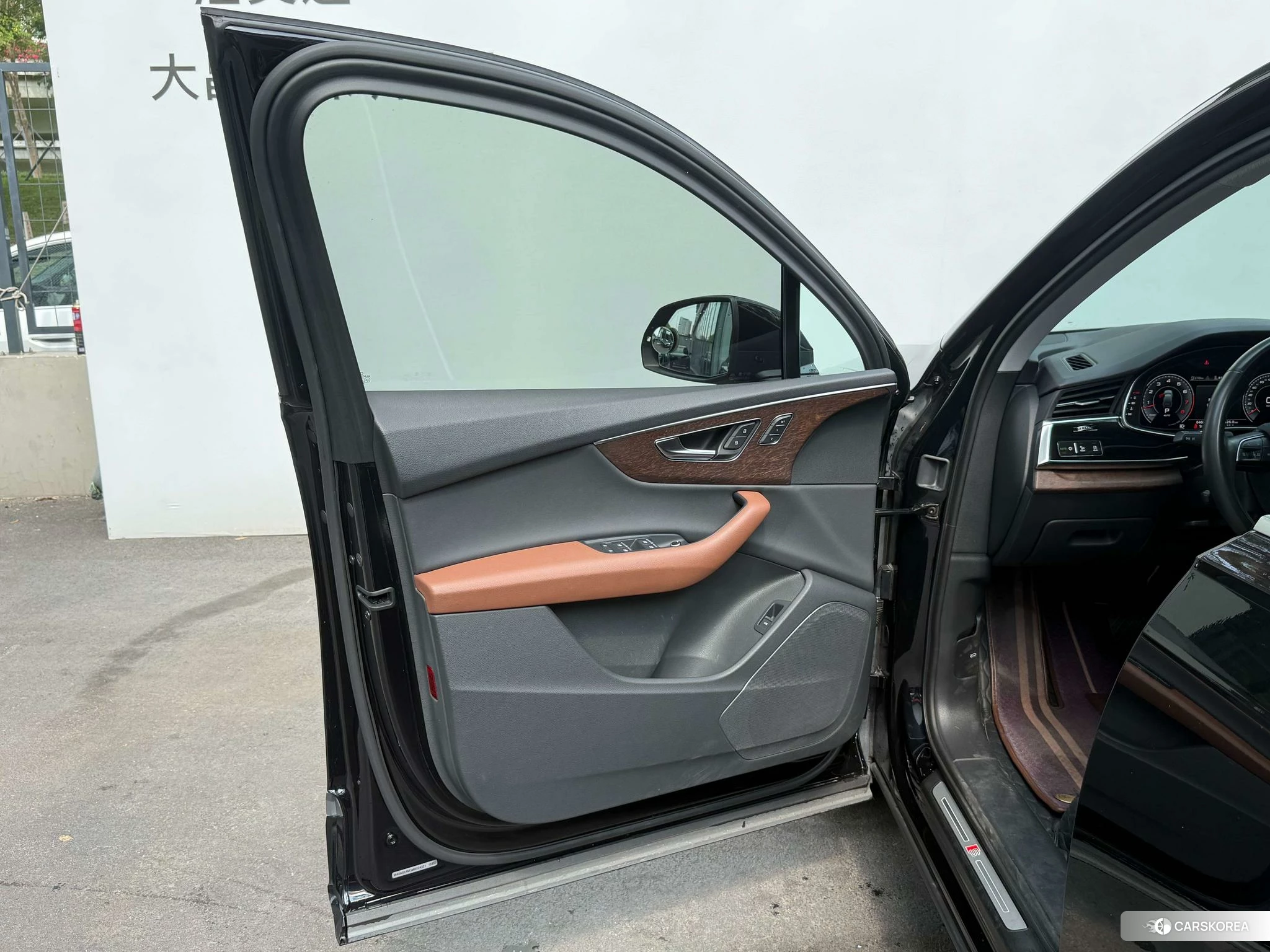 Audi Q7 2020 Черный из Китая, фото 6