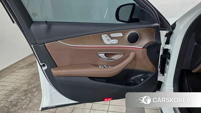 Mercedes-Benz E-Class W213 2023 Белый из Кореи, фото 6