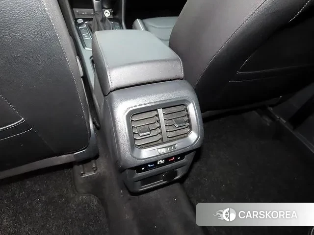 Volkswagen Tiguan Allspace 2023 Серебристо-серый из Кореи, фото 6