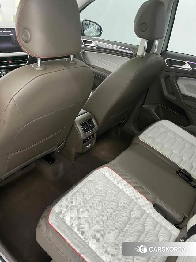 Volkswagen Tiguan L 2021 Серебристо-серый из Китая, фото 6