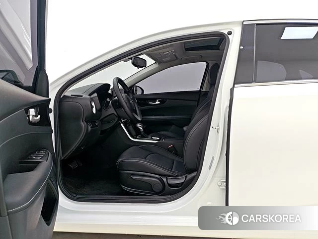 Kia K3 2023 Белый из Китая, фото 6