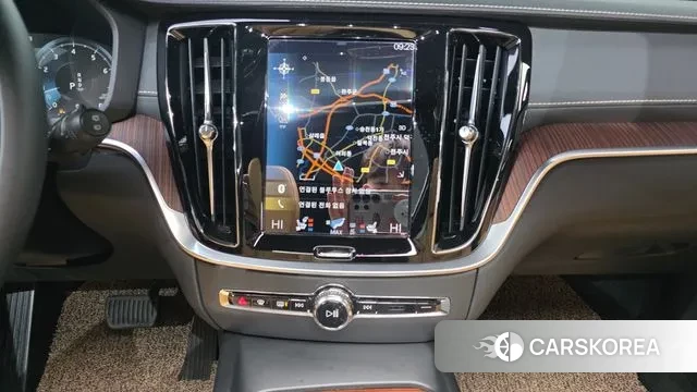 Volvo V60 Cross-Country 2nd Generation 2022 Черный из Кореи, фото 6