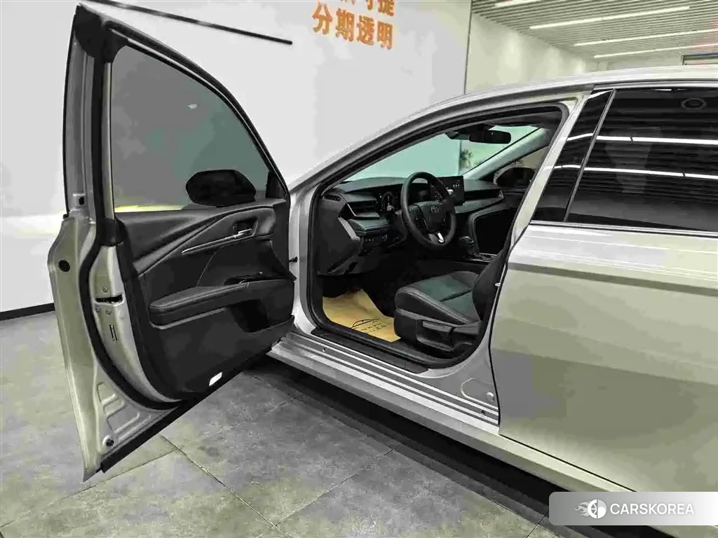 Toyota Camry 2025 Champagne/brown из Китая, фото 6