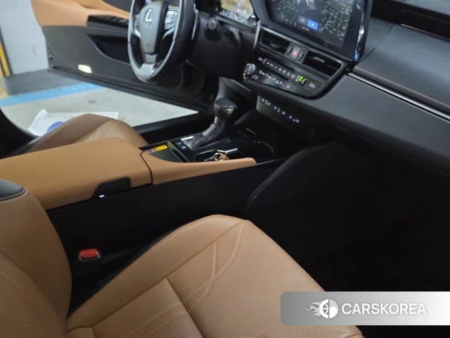 Lexus ES300h 7th generation 2023 Черный из Кореи, фото 6