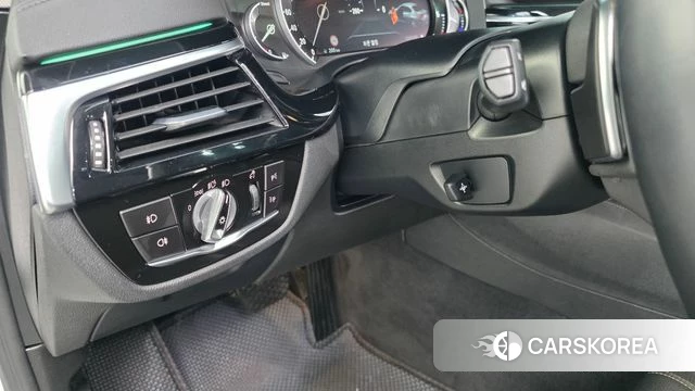 BMW 5 Series (G30) 2018 Белый из Кореи, фото 6